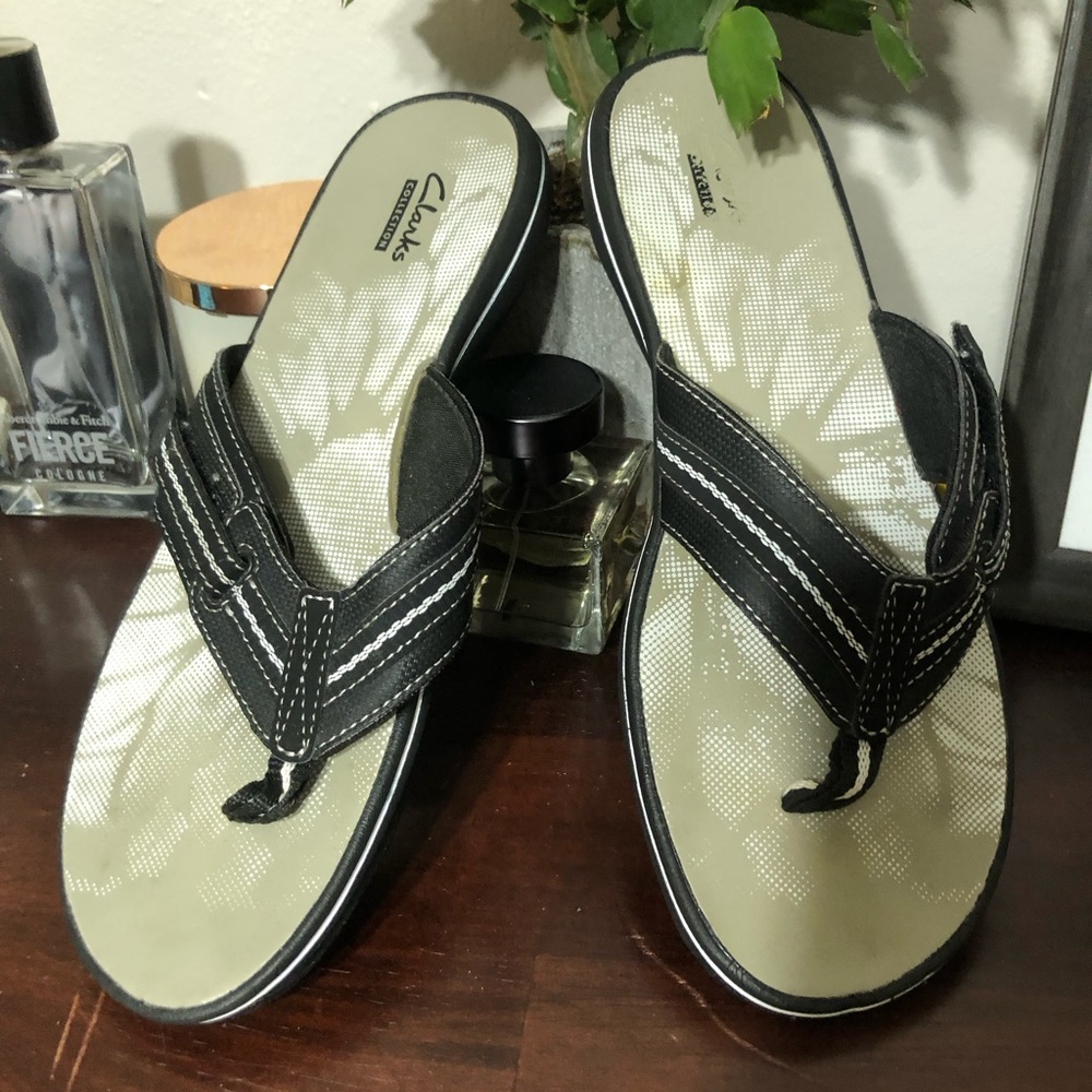 Clarks Black Strap Thong Sandals with Olive Footbed